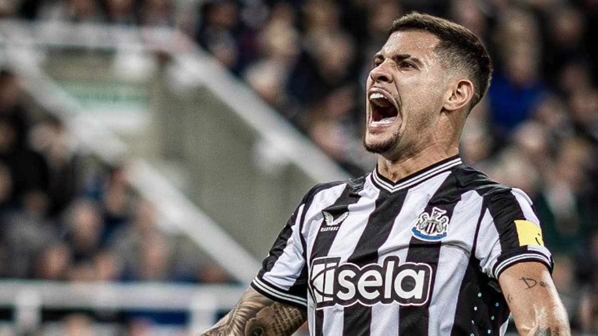 Bruno Guimarães recebe presente inusitado após goleada sobre o PSG