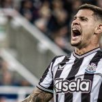 Bruno Guimarães recebe presente inusitado após goleada sobre o PSG