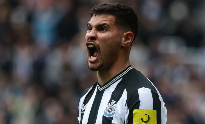 Brasileiro dá assistência, e Newcastle atropela Tottenham na Premier League