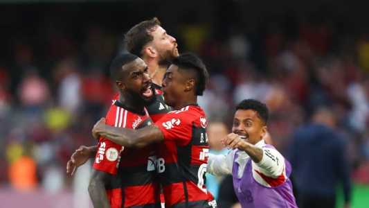 Bruno Henrique (à direita) comemora com Gerson o gol da vitória do Flamengo neste domingo
