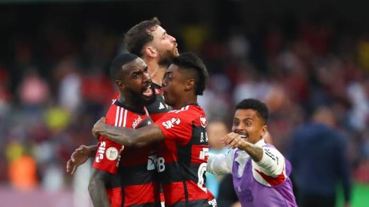 Bruno Henrique (à direita) comemora com Gerson o gol da vitória do Flamengo neste domingo