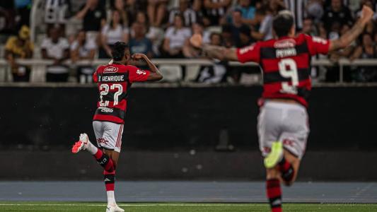 Bruno Henrique, camisa 27, e Pedro, 9, comemorando a vitória sobre o Botafogo no Nilton Santos