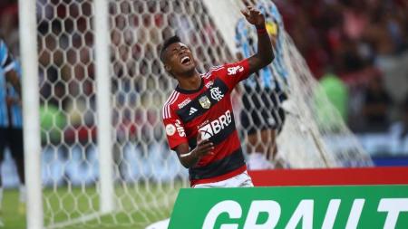 Bruno Henrique celebrando o gol pelo Flamengo contra o Grêmio