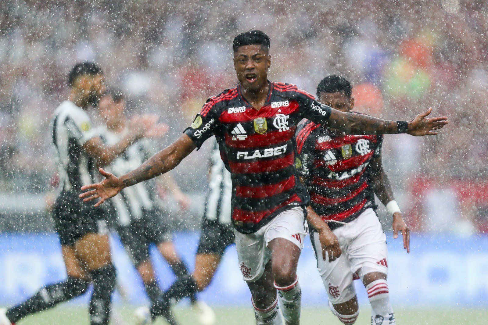 Debaixo de muita chuva, Flamengo vence o Botafogo e conquista a Supercopa do Brasil
