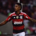 Flamengo sai atrás, mas vira no Maracanã e abre vantagem contra o Athletico