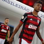 Após quase dez meses, Bruno Henrique volta a ser relacionado no Flamengo