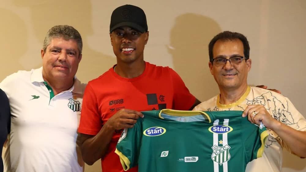 Bruno Henrique recebe presente de clube mineiro após goleada sobre América