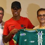 Bruno Henrique recebe presente de clube mineiro após goleada sobre América