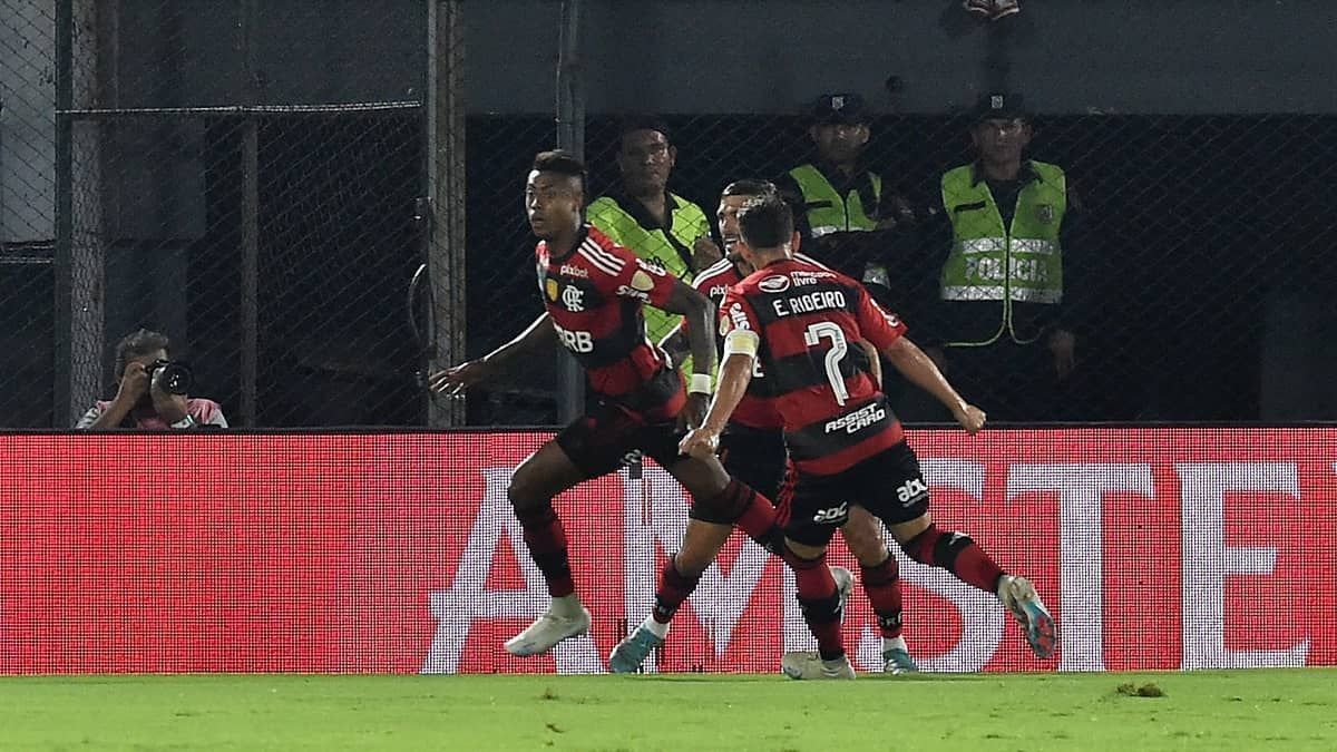 Bruno Henrique pede desculpas por eliminação do Flamengo: 'Faltou atenção'