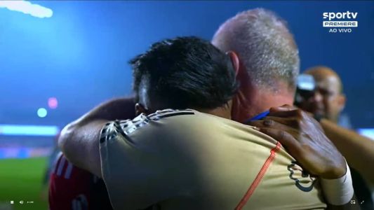 Bruno Henrique nos braços de Dorival Júnior após a final da Copa do Brasil