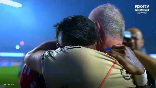 Bruno Henrique nos braços de Dorival Júnior após a final da Copa do Brasil