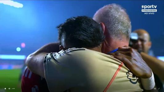 Bruno Henrique nos braços de Dorival Júnior após a final da Copa do Brasil