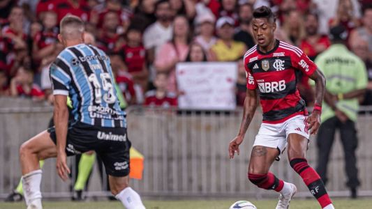 Bruno Henrique partindo para cima da marcação do Grêmio