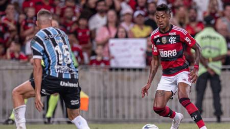 Bruno Henrique partindo para cima da marcação do Grêmio