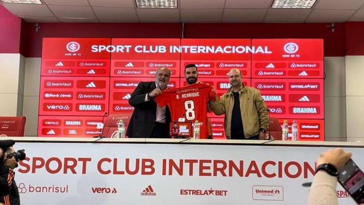 Bruno Henrique é apresentado no Inter e explica escolha: 'Camisa pesada'