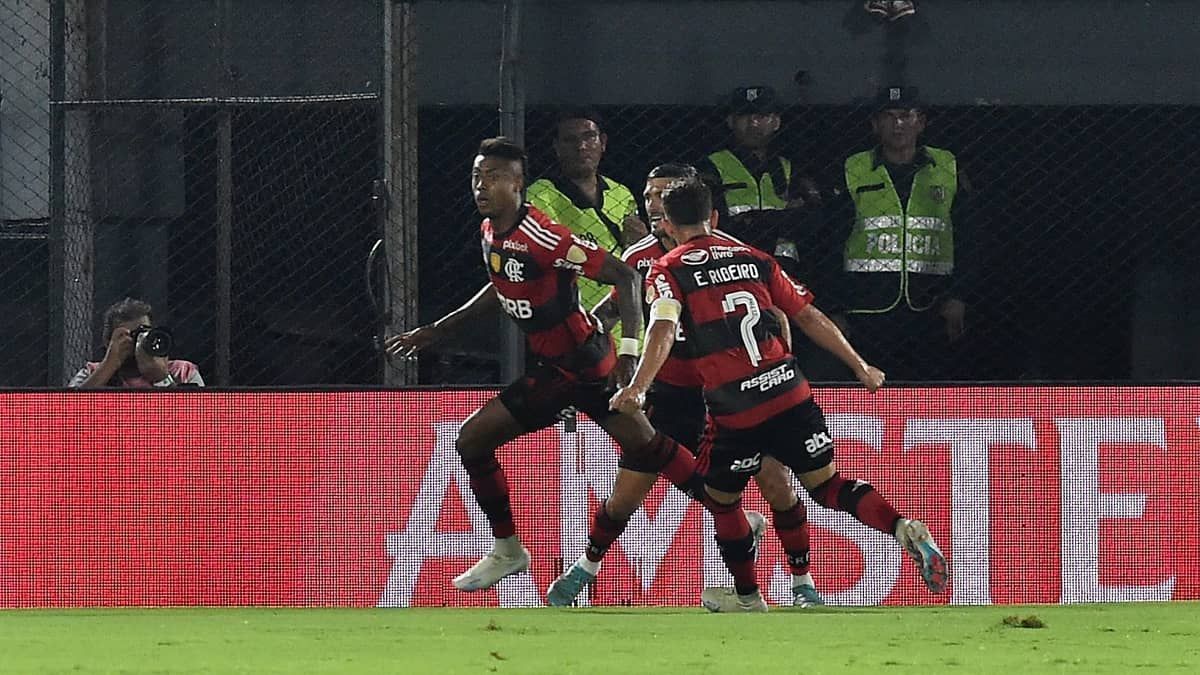 Bruno Henrique, do Flamengo, se torna 5° maior artilheiro brasileiro na Libertadores