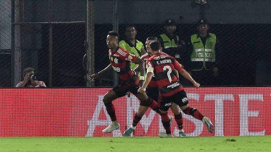 Bruno Henrique vibrando com o gol diante do Olimpia