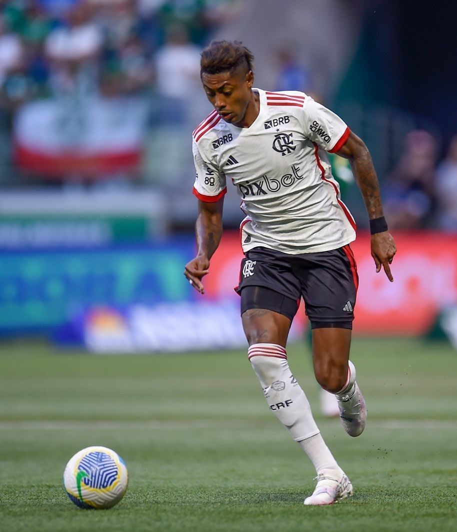 Bruno Henrique, do Flamengo, critica jogos na altitude: ‘É desumano’