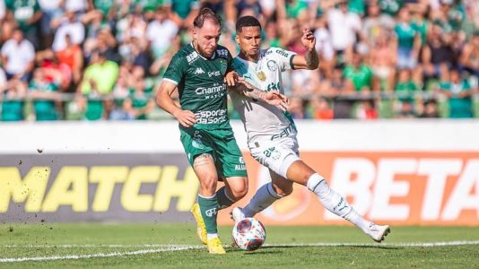 Bruno José disputa bola com Murilo, ex-Cruzeiro, em Guarani x Palmeiras