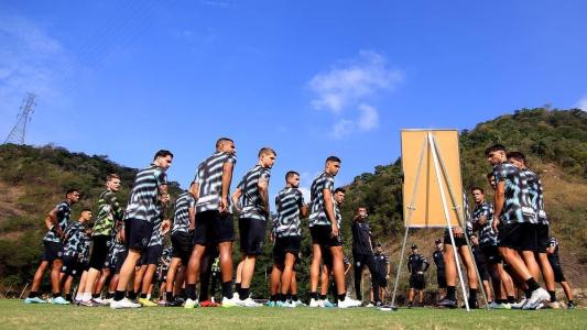 Bruno Lage, ao centro, orientando a equipe do Botafogo no CT Lonier