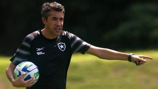 Bruno Lage durante atividade do Botafogo no CT Lonier