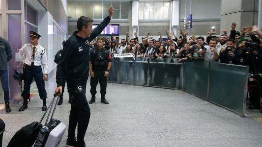Bruno Lage e o time do Botafogo foram recepcionados pela torcida, no Rio de Janeiro, após queda na Sul-Americana