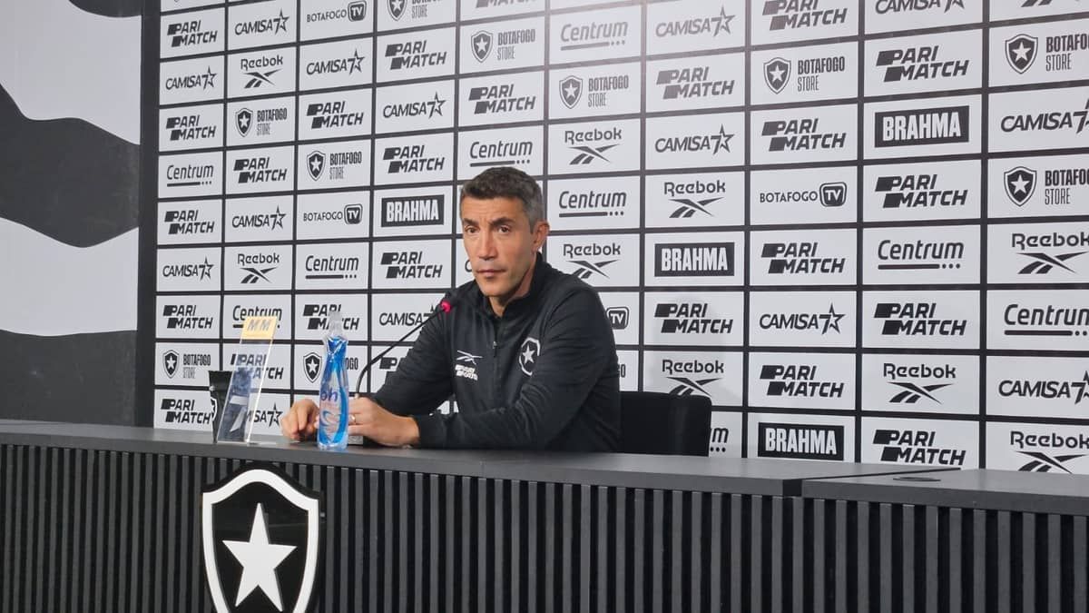 Vaiado e xingado, Lage elogia torcida e explica Tiquinho no banco pelo Botafogo