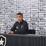 Vaiado e xingado, Lage elogia torcida e explica Tiquinho no banco pelo Botafogo