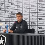 Vaiado e xingado, Lage elogia torcida e explica Tiquinho no banco pelo Botafogo