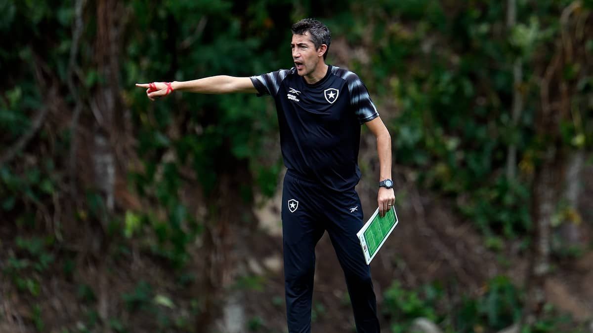 Técnico do Botafogo revela estratégia ao colocar cargo à disposição