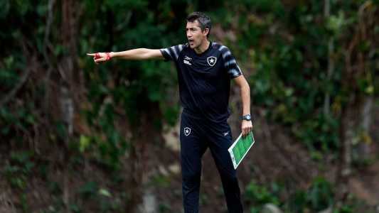 Bruno Lage em atividade do Botafogo no CT Lonier