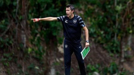 Bruno Lage em atividade do Botafogo no CT Lonier