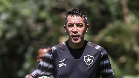 Bruno Lage no comando do Botafogo em atividade no CT Lonier