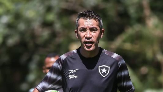 Bruno Lage no comando do Botafogo em atividade no CT Lonier