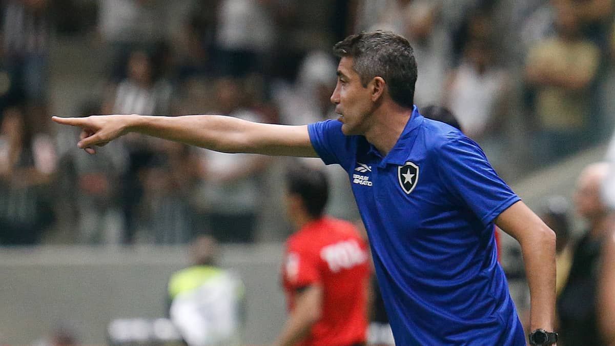 Bruno Lage pede força da torcida do Botafogo e rebate Tche Tche sobre 'alerta ligado'
