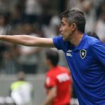 Bruno Lage pede força da torcida do Botafogo e rebate Tche Tche sobre 'alerta ligado'