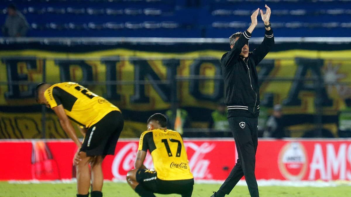 Bruno Lage roda elenco do Botafogo, dá oportunidades e ganha o grupo
