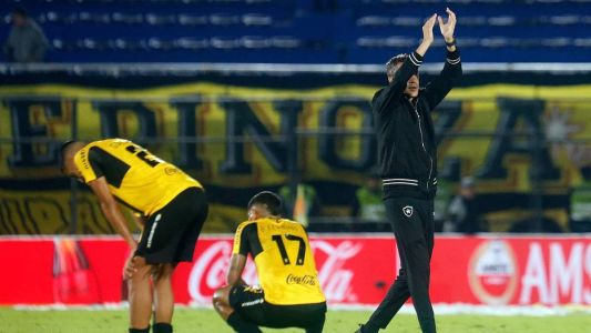 Bruno Lage saudando a torcida do Botafogo presente em Assunção, no Paraguai