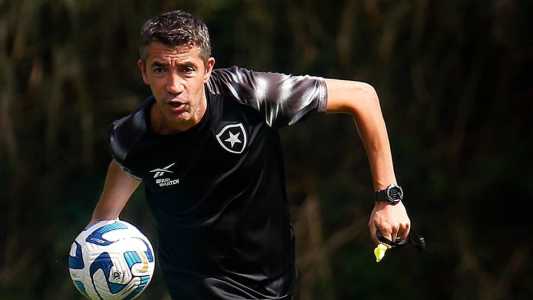 Bruno Lage tem uma dúvida para escalar Botafogo contra o Cruzeiro
