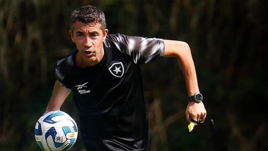 Bruno Lage tem uma dúvida para escalar Botafogo contra o Cruzeiro