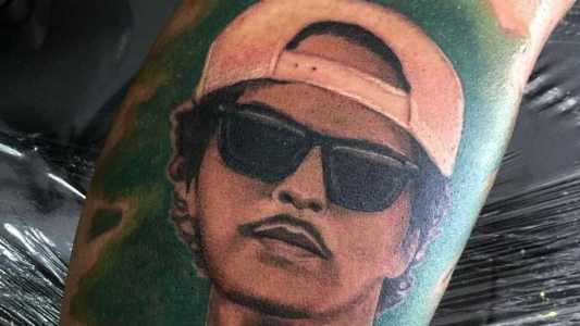 Fã tatua figura de Bruno Mars na panturrilha