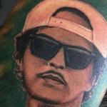 Bruno Mars compartilha tatuagem de fã brasileira com seu rosto nas redes sociais: 'zerei a vida'