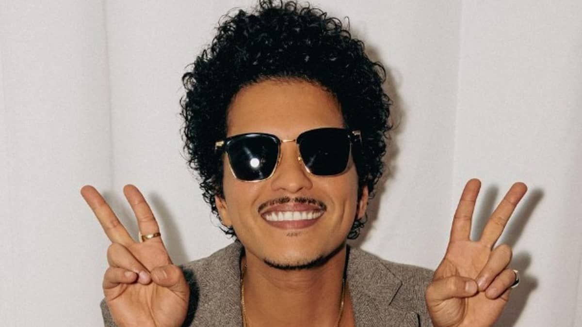 The Town: Bruno Mars celebra ingressos esgotados no Brasil ao som de ‘Dança da Motinha’