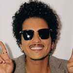 The Town: Bruno Mars celebra ingressos esgotados no Brasil ao som de ‘Dança da Motinha’