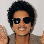 The Town: Bruno Mars celebra ingressos esgotados no Brasil ao som de ‘Dança da Motinha’