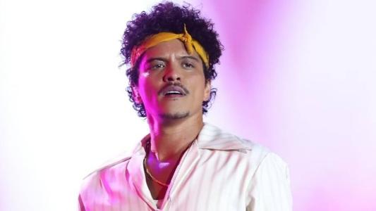Bruno Mars realizou histórica apresentação no festival 'The Town', em São Paulo, que trouxe a obra de Michael Jackson à memória dos fãs
