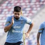 Sem lesão, zagueiro do Corinthians treina em campo pelo Uruguai