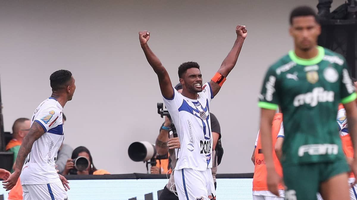 Água Santa surpreende Palmeiras e larga em vantagem na final do Paulistão