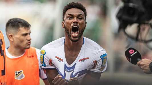 Bruno Mezenga marcou os dois gols do Água Santa na vitória sobre o Palmeiras