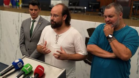 Bruno Pedralva (ao centro) defende 'mediação' entre alas para serenar ânimos no Legislativo de BH